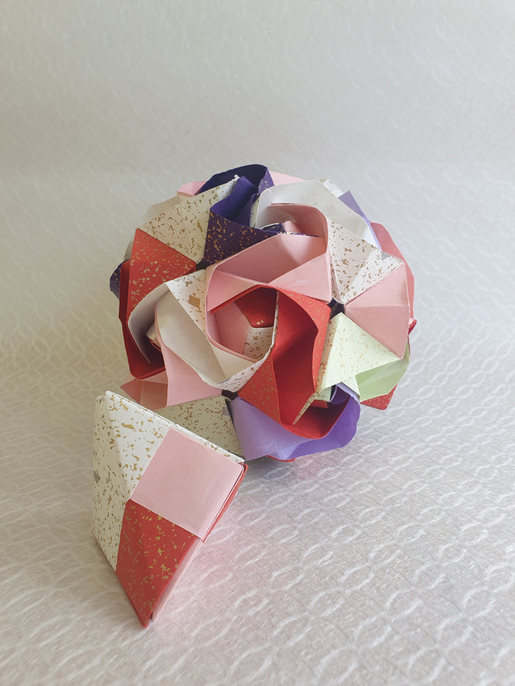 TSUKUTTE-YA’s Flower Kusudama (華のくす玉) Origami DIY kit is based on Japanese traditional used for incense and potpourri. Flower Kusudama Origami DIY kit is designed by Ochanomizu Origami Kaikan a Japanese original Origami creator. Send from Japan, make Japan quality DIY kit at home to add a touch of Japan in your daily life.