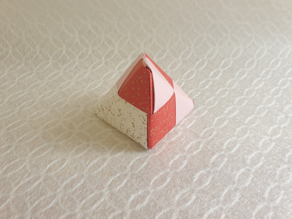 TSUKUTTE-YA’s Flower Kusudama (華のくす玉) Origami DIY kit is based on Japanese traditional used for incense and potpourri. Flower Kusudama Origami DIY kit is designed by Ochanomizu Origami Kaikan a Japanese original Origami creator. Send from Japan, make Japan quality DIY kit at home to add a touch of Japan in your daily life.